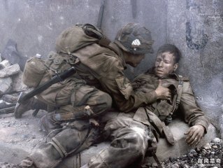 战场上别人都拿着枪，他却拿着弓和剑，照