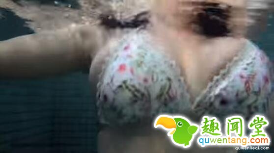 胸部在水中会浮起来吗？I罩杯女神喷血演示