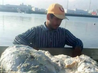 渔夫出海捕鱼却捞上来一块白色“垃圾”，