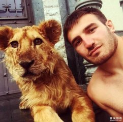 摔跤手找不到训练对象，于是他养了只狮子