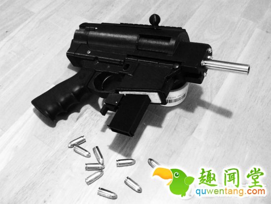 他打印了一把半自动枪，虽然很厉害但也很危险啊