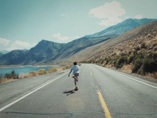 小伙踩滑板游遍了美国西部，却没人知道他