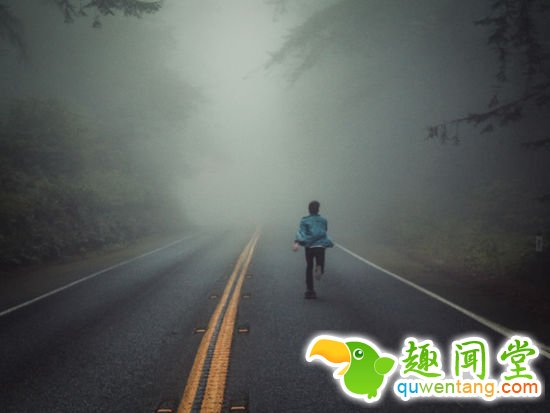 小伙踩滑板游遍了美国西部，却没人知道他长啥样