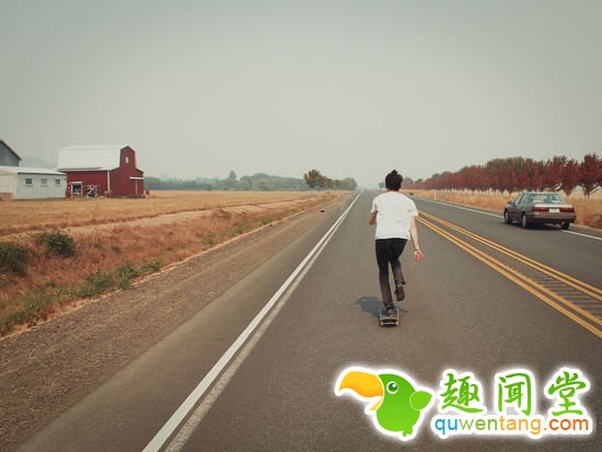 小伙踩滑板游遍了美国西部，却没人知道他长啥样