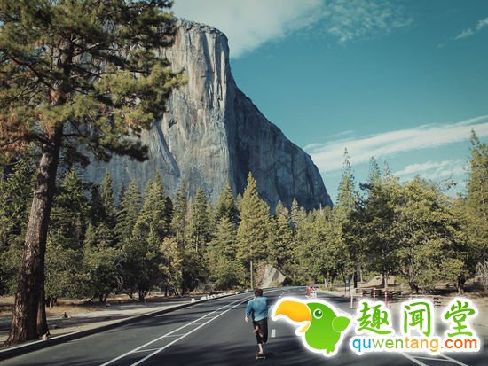 小伙踩滑板游遍了美国西部，却没人知道他长啥样