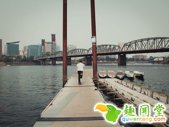 小伙踩滑板游遍了美国西部，却没人知道他长啥样