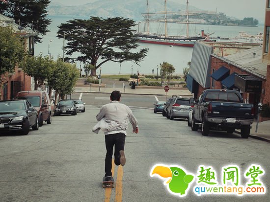 小伙踩滑板游遍了美国西部，却没人知道他长啥样