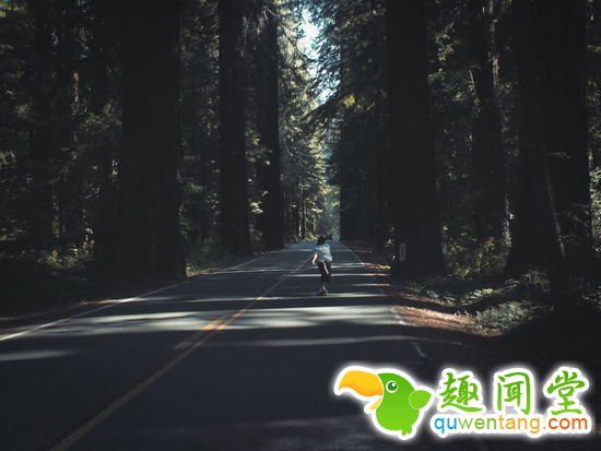 小伙踩滑板游遍了美国西部，却没人知道他长啥样