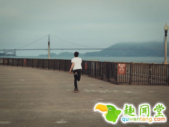 小伙踩滑板游遍了美国西部，却没人知道他长啥样