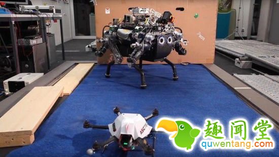 机器人利用自带的传感器来确定和地图上相关的正确位置，并确保能顺利绕过这些障碍物。