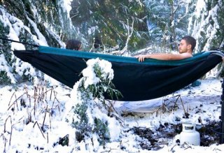 让你在各种地点都能享受露天浴的神奇吊床