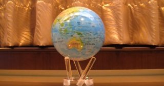 科技感爆棚！有光就能自转地球仪 无需任