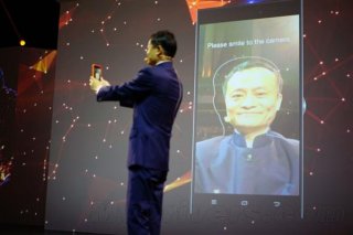 马云罕见自拍照：手机亮了！