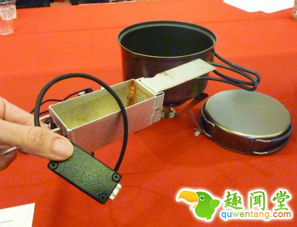 停电别怕！拿出蜡烛给手机充电