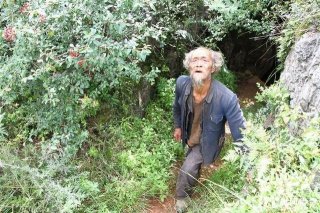 男子被50多个女友嫌弃，一气之下独居洞穴