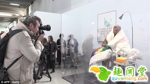 人坐在鸡蛋上能孵出小鸡吗？这个男人做到了！