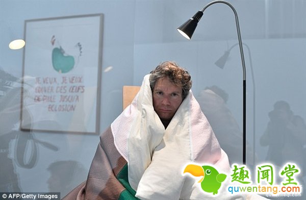 人坐在鸡蛋上能孵出小鸡吗？这个男人做到了！