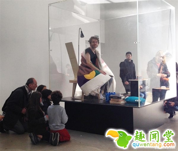 人坐在鸡蛋上能孵出小鸡吗？这个男人做到了！