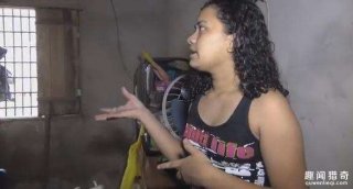 少女发现屋中有砂石从屋顶落下,抬头发现