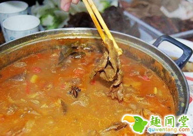 贵州特色美食牛粪火锅：煮时牛粪味，吃时极美味！(2)
