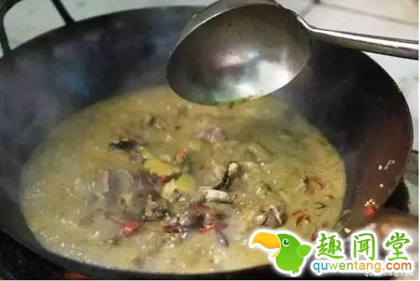 贵州特色美食牛粪火锅：煮时牛粪味，吃时极美味！(3)