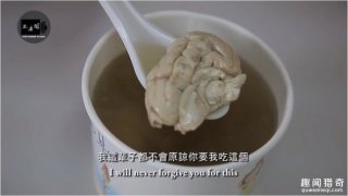 继豆腐乳、苦茶之后，这次老外挑战吃猪脑