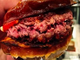 逼真的牛肉汉堡，绝不是用肉做的，你能猜