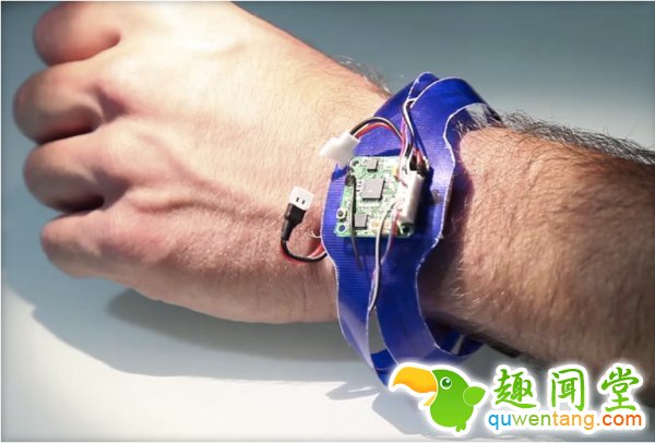 [v]腕带起飞，拍照，返回