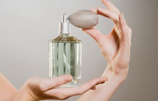 想香水持久留香吗？使用这17个惊天技巧就