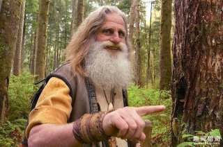 男子隐居雨林25年，如野人生活