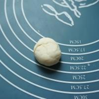 自己动手做生煎包子，脆脆的底，肉馅饱满的汤汁，一口咬下去