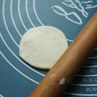 自己动手做生煎包子，脆脆的底，肉馅饱满的汤汁，一口咬下去