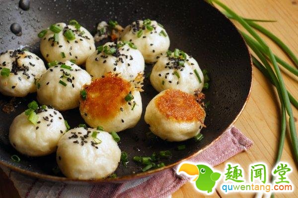 自己动手做生煎包子，脆脆的底，肉馅饱满的汤汁，一口咬下去