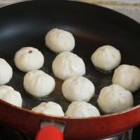 自己动手做生煎包子，脆脆的底，肉馅饱满的汤汁，一口咬下去