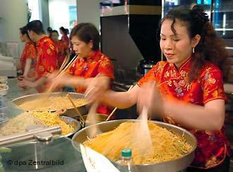 风靡德国的这些中餐，看完我就笑了