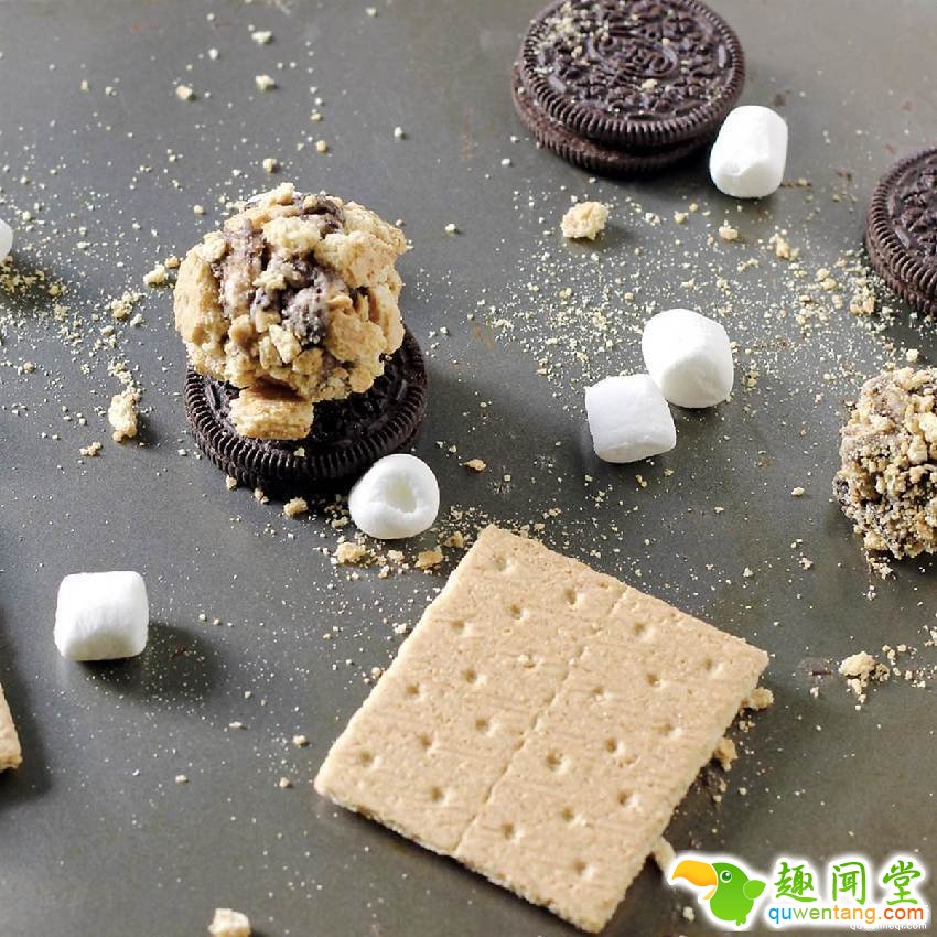 男子带着一批「夹心饼乾」过境，却被警察拦下并要求他「吃一块」。。。瞬间被吓得腿软！