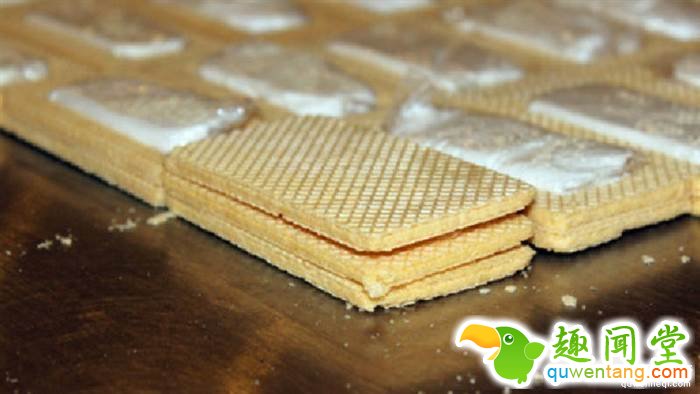 男子带着一批「夹心饼乾」过境，却被警察拦下并要求他「吃一块」。。。瞬间被吓得腿软！