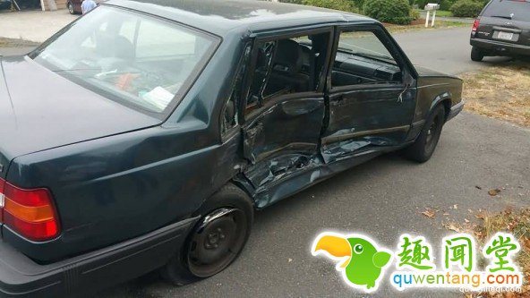 熊孩子趁妈妈睡觉偷开车去奶奶家 刚上路不久就撞车！ 第2张图片