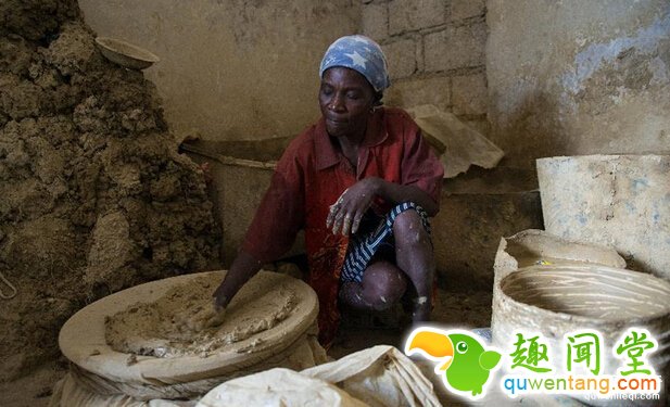 海地人因为太穷买不起食物「只能吃烂泥土饼乾」勉强果腹，「孩子们表情一脸满足」让我超惭愧!