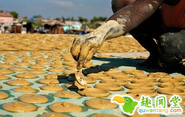 海地人因为太穷买不起食物「只能吃烂泥土饼乾」勉强果腹，「孩子们表情一脸满足」让我超惭愧!