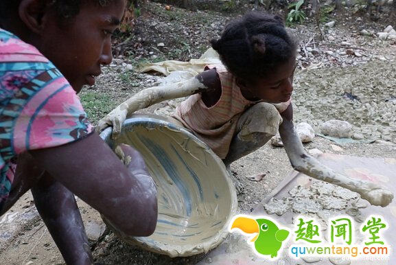 海地人因为太穷买不起食物「只能吃烂泥土饼乾」勉强果腹，「孩子们表情一脸满足」让我超惭愧!