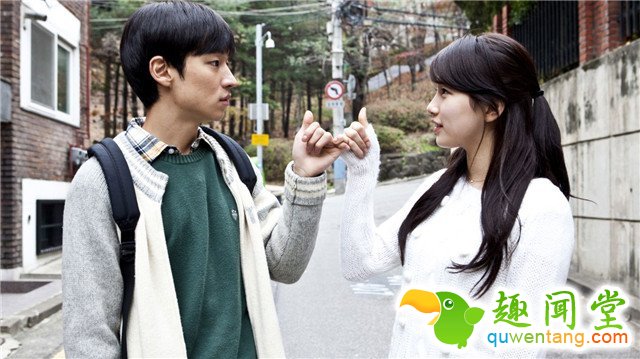 我承诺会和各种人约会，也许是屌?丝，也许是真命天子，也许是匆匆过客，也许是萍水相逢，也许让我满心快乐，也许有时待我粗鲁。之后，我承诺会更好地理解爱情，然后把人渣都扔到替补席上 - 女生,经典语录,人生感悟,情感语录,心灵鸡汤