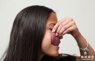 惊！美国女子舌头能舔到眼，打算挑战世界