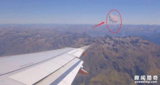 男子在飞机上突然看到一幕，吓得让他直冒