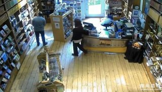 博物馆又闹鬼，传单竟自己“喷射”出来