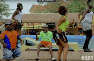 乌干达最丑男子靠脸吃饭，变身歌手成当地