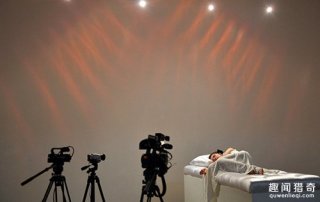 谁把妹纸吻醒了就可以带回家！实拍乌克兰