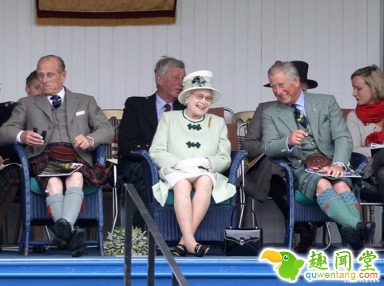 英国女王不离手的包包装满了一个女人的王国