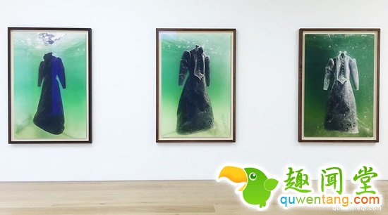 她把一件黑色长袍扔进死海，2年后竟变成这样！