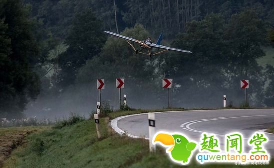 捷克男子用两年时间自制木质飞机，开飞机上下班